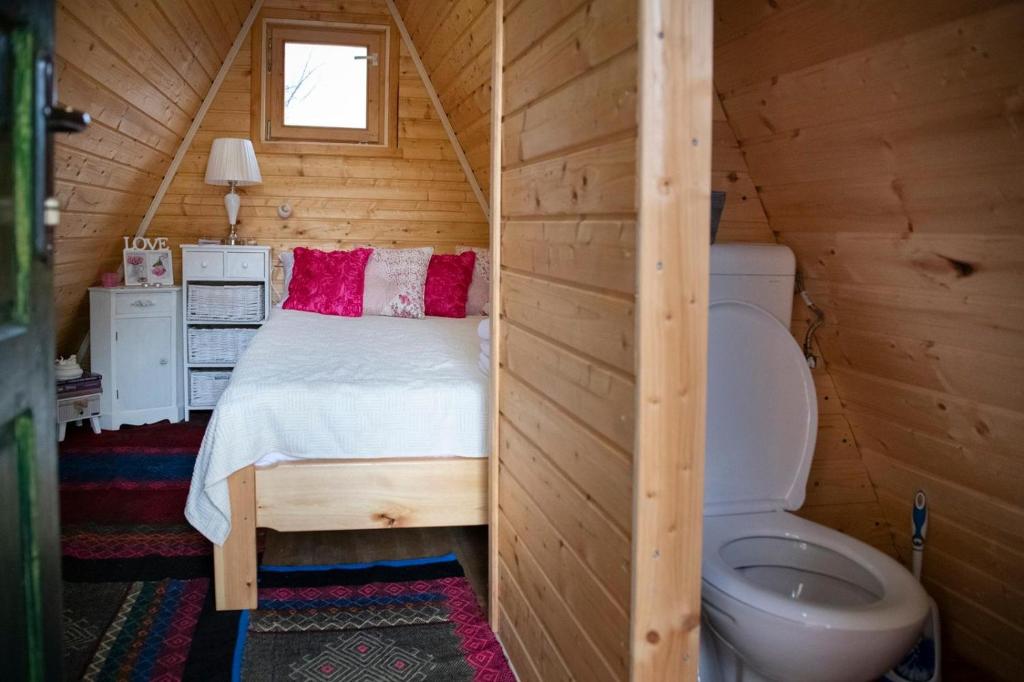 Kamena GoraSTD SRCE KAMENE GORE的一间卧室配有一张床,一间卫生间位于客房内