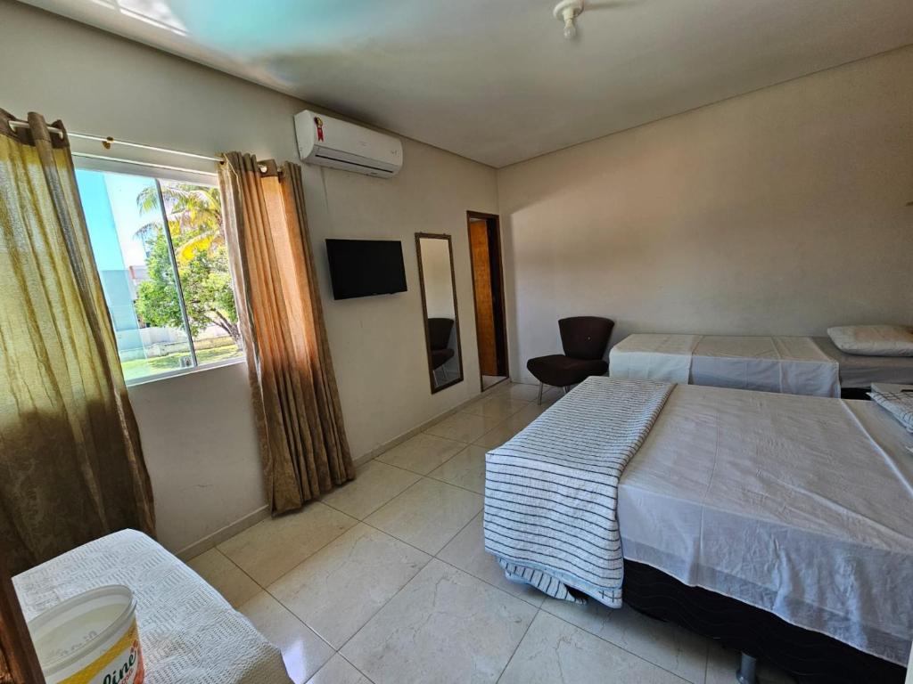 嘎林海斯港Pousada Maldivas di Porto的酒店客房设有两张床和窗户。