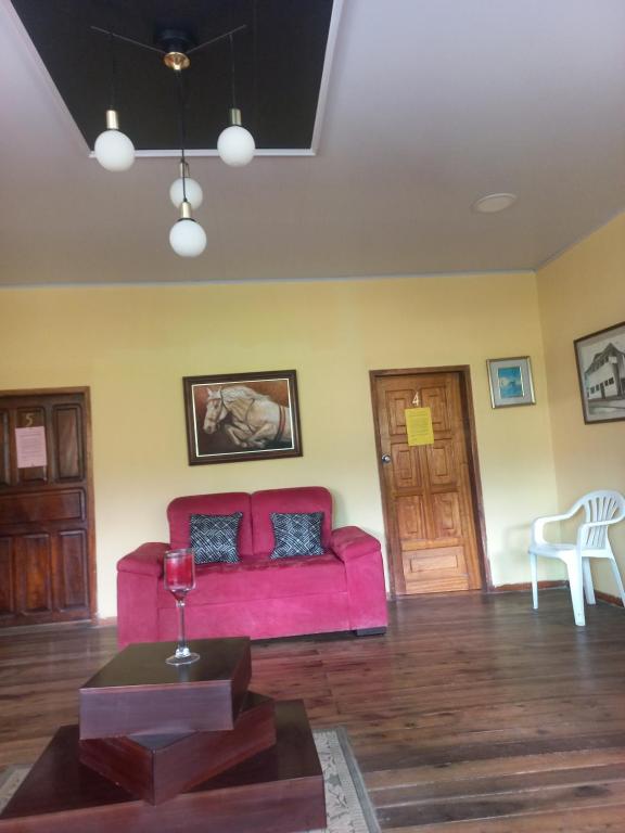 明多Casa de Albert的客厅配有粉红色的沙发和桌子