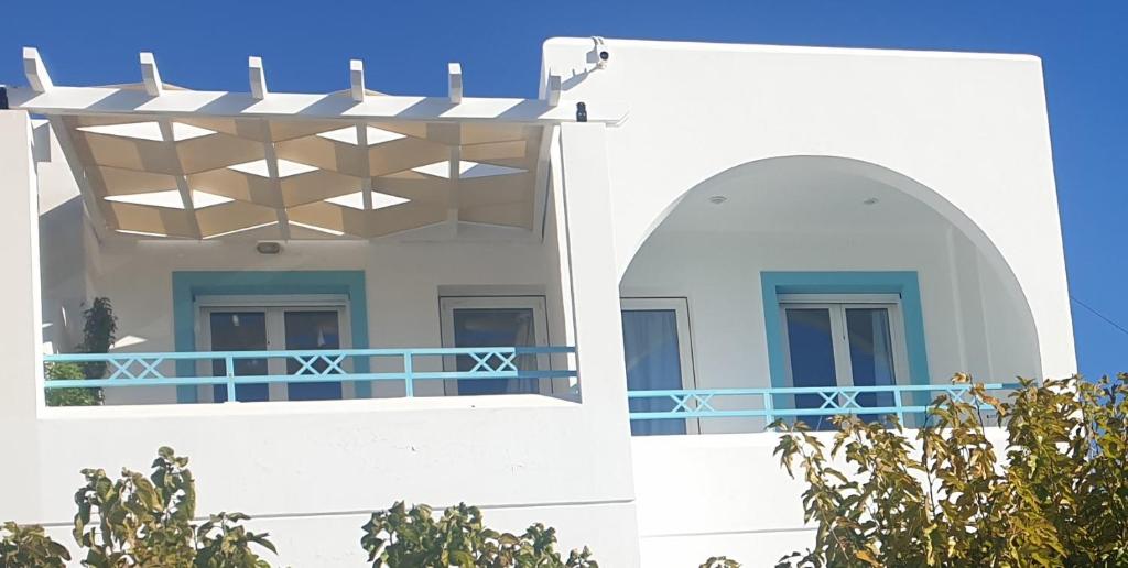 哈拉奇Haraki Memories Beach Studios的带阳台的蓝色栏杆建筑