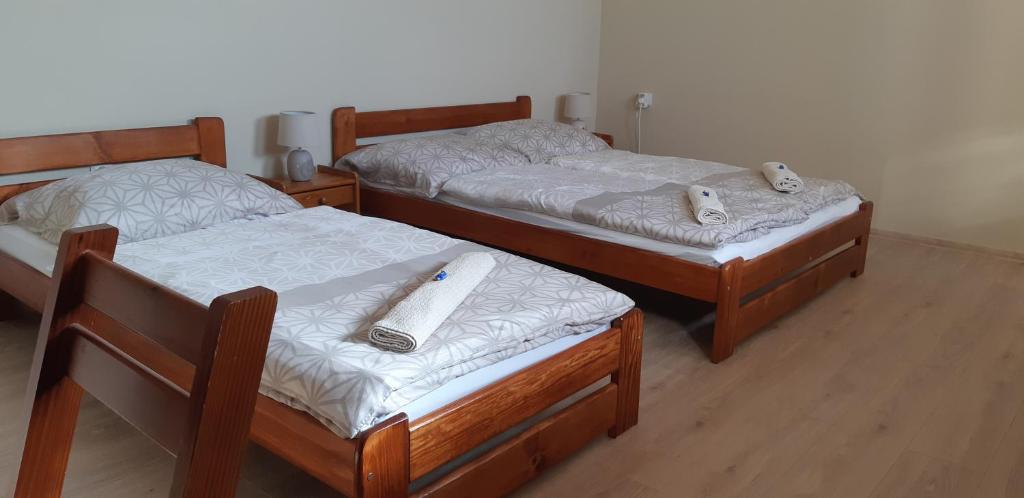 霍德梅泽瓦沙海伊Protea Apartment的带2张双层床的客房中的3张双层床