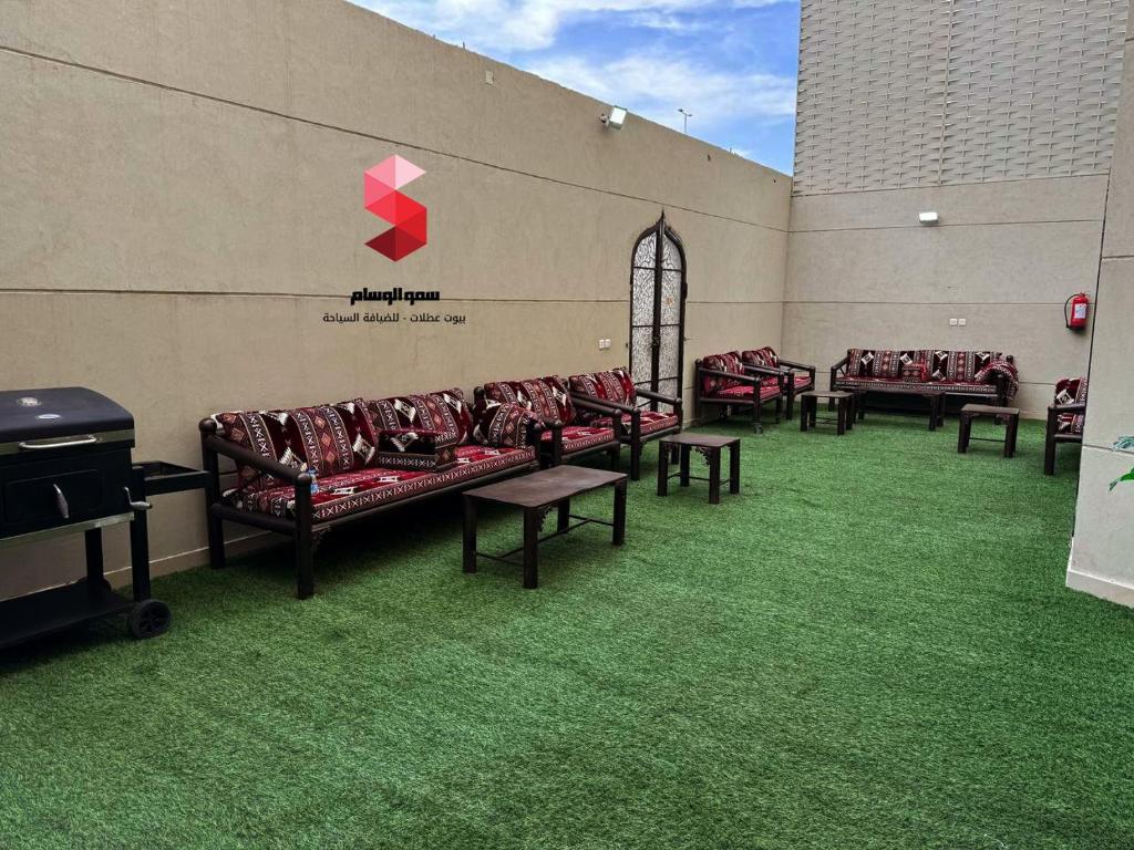 塔伊夫منتجع سمو الوسام Wesam Highness Resort的绿草间里一组沙发