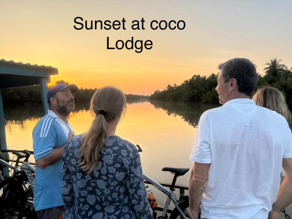 槟知Bentre Coco Lodge的一群人站在河边