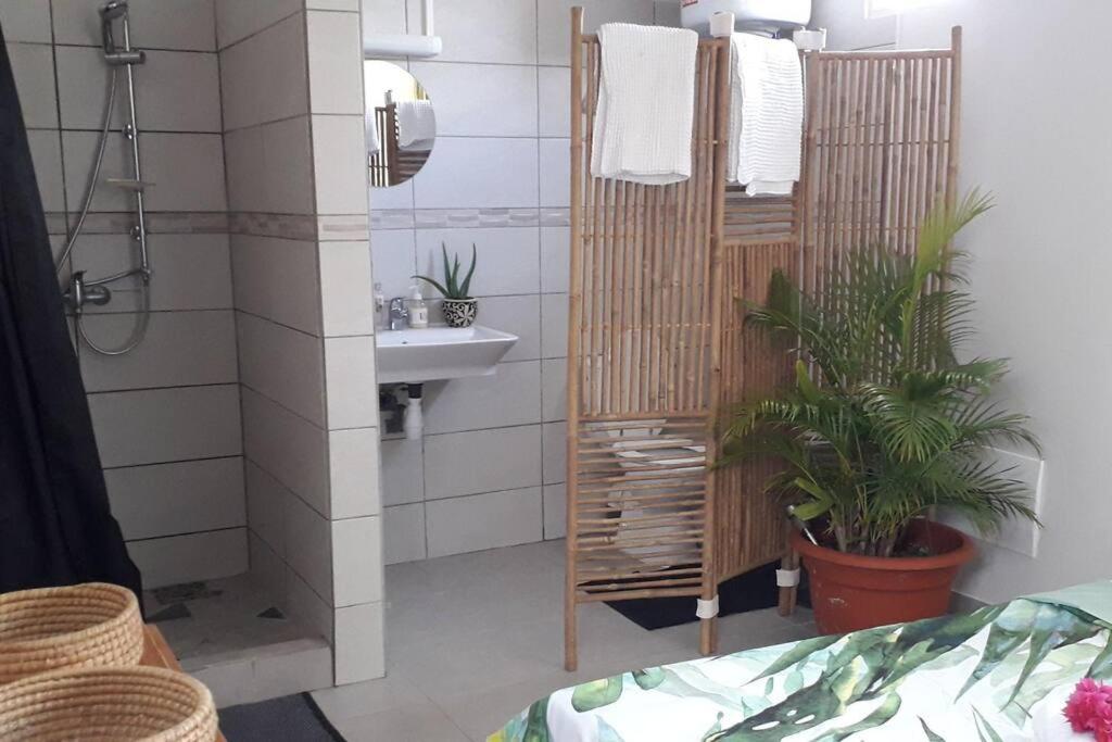 舍尔谢Tropical urban的浴室配有盥洗盆、卫生间和盥洗盆。