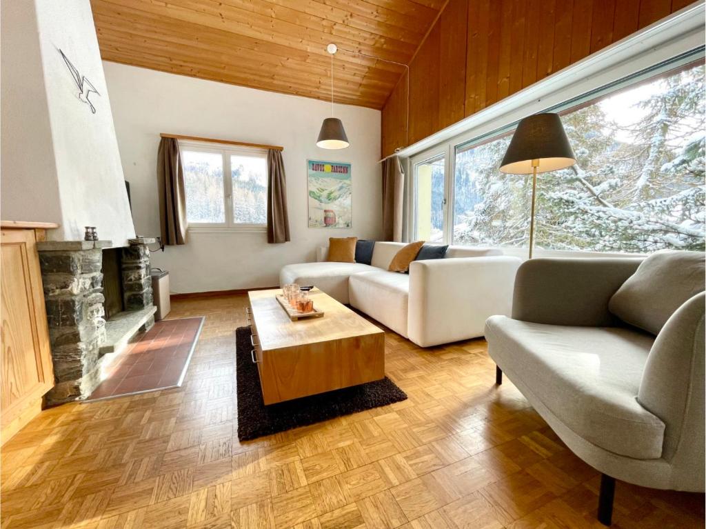 达沃斯The Holiday Home Davos的客厅设有两张沙发和一个壁炉
