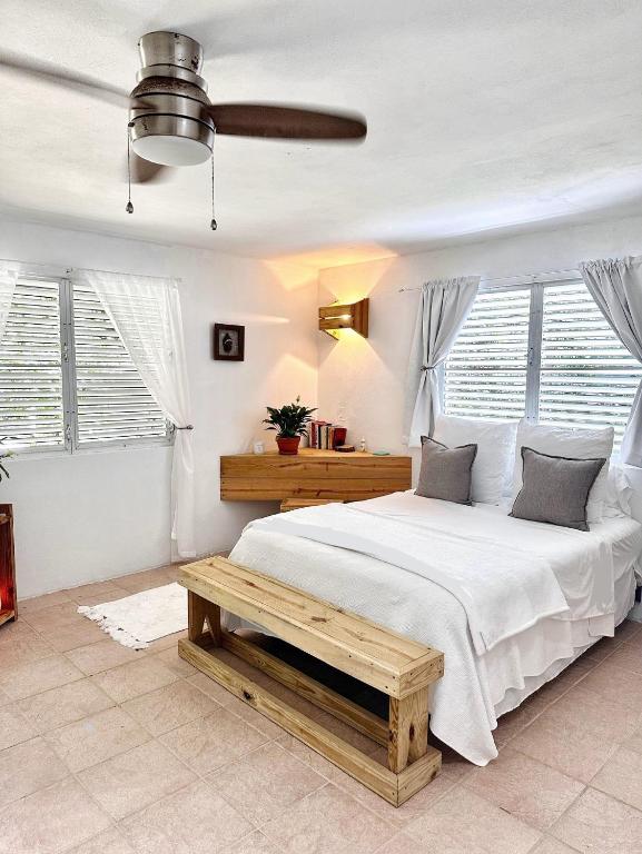 Hacienda Verde Luz的一间卧室配有一张大床和木凳