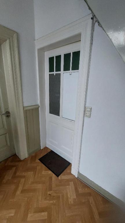 拉德福尔姆瓦尔德ferienwohnung Radevormwald Mitte的一间设有白色门和木地板的客房