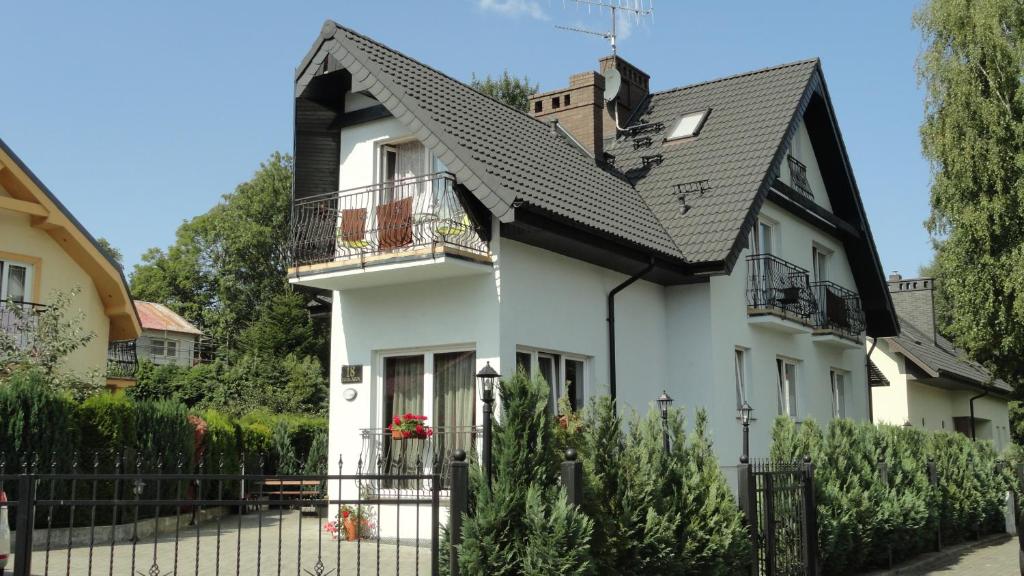 乌斯特卡Heweliusz的黑色屋顶的白色房子