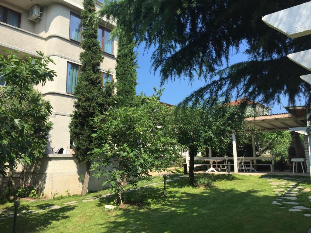 希典Villa Elmar的享有树木建筑一侧的景色
