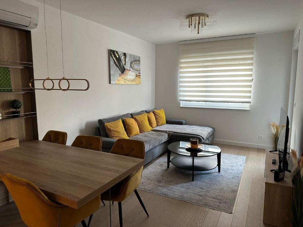 萨格勒布Apartment Rhea SelfCheckIn Garage Loggia New的客厅配有沙发和桌子