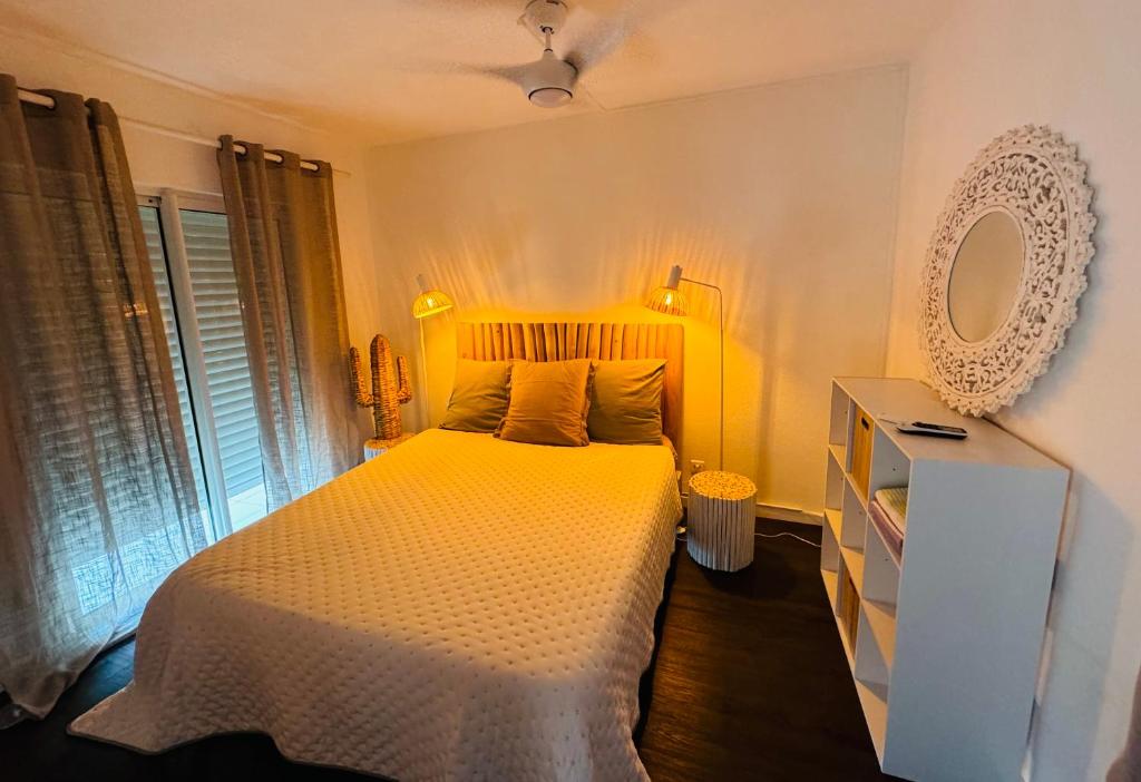 圣马丁岛Colors by MG2的卧室配有白色的床和镜子