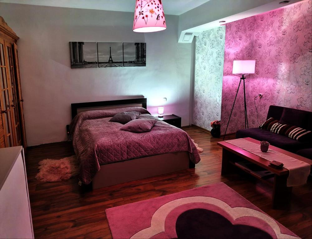 GhimbavMilu Residence 2的一间卧室配有一张床和一张沙发