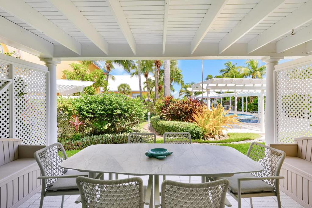乔治敦Coconut Bay Villas #113的庭院配有桌椅和庭院。