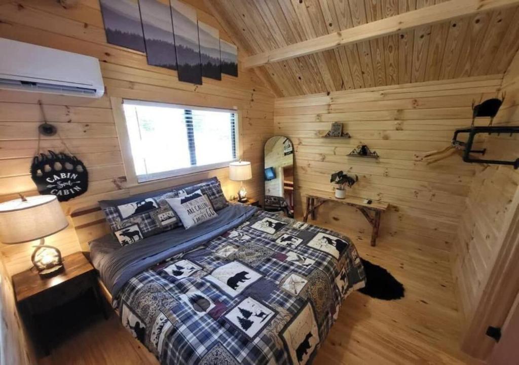 赛维尔维尔Picturesque Family Cabin with Loft in Tennessee的小木屋内一间卧室,配有一张床