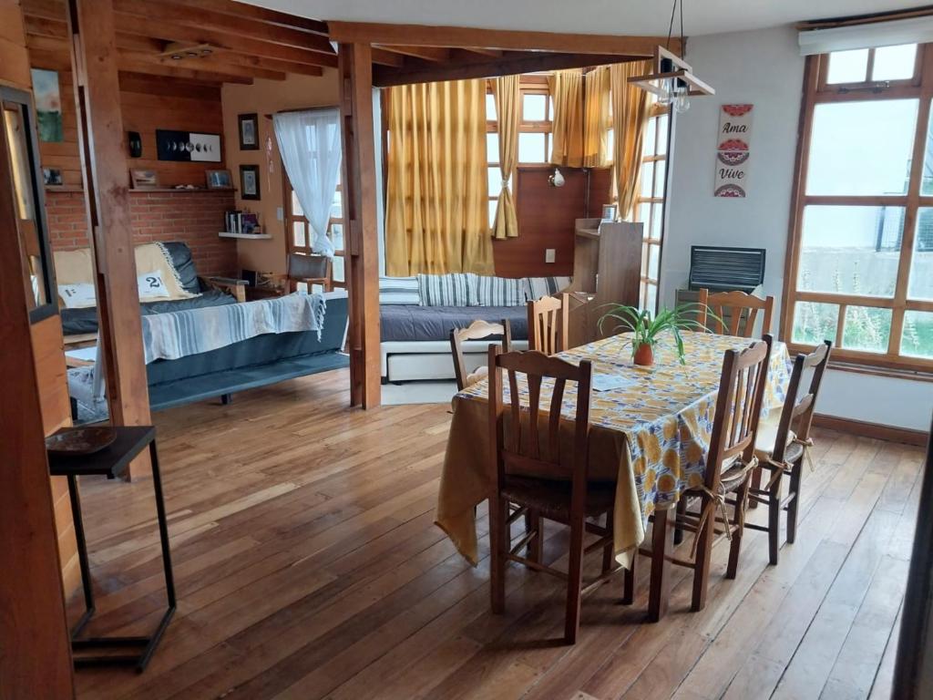 乌斯怀亚Horizonte Fueguino II的一间带桌椅的用餐室和一间卧室