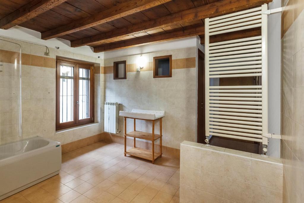 贝加莫Appartamento con travi a vista的带浴缸和盥洗盆的浴室