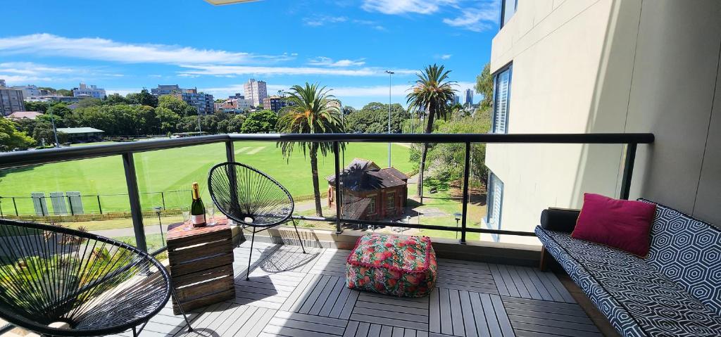 悉尼Contemporary Harbourside Apartment的阳台享有绿色田野的景色。