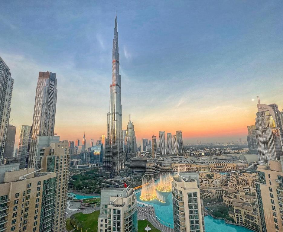 迪拜Prestige Living 2BR with Full Burj Khalifa and Fountain View by Auberge的享有高楼城市美景