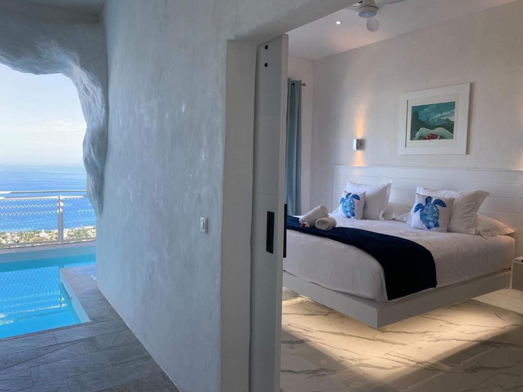 普纳奥亚Ninamu Pearl Guest House的一间卧室配有一张床,享有海景