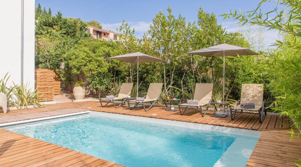 萨尔泰纳罗西酒店的木制甲板上配有椅子和遮阳伞的游泳池