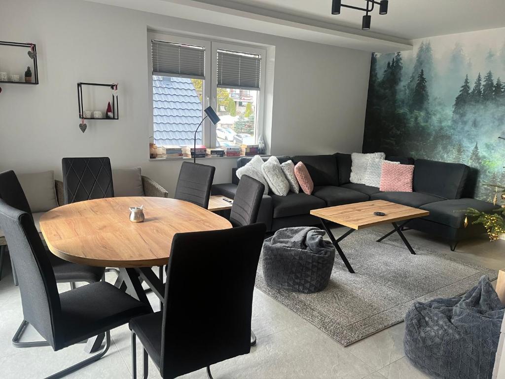 克雷尼察Domek nad stawem的客厅配有沙发和桌子