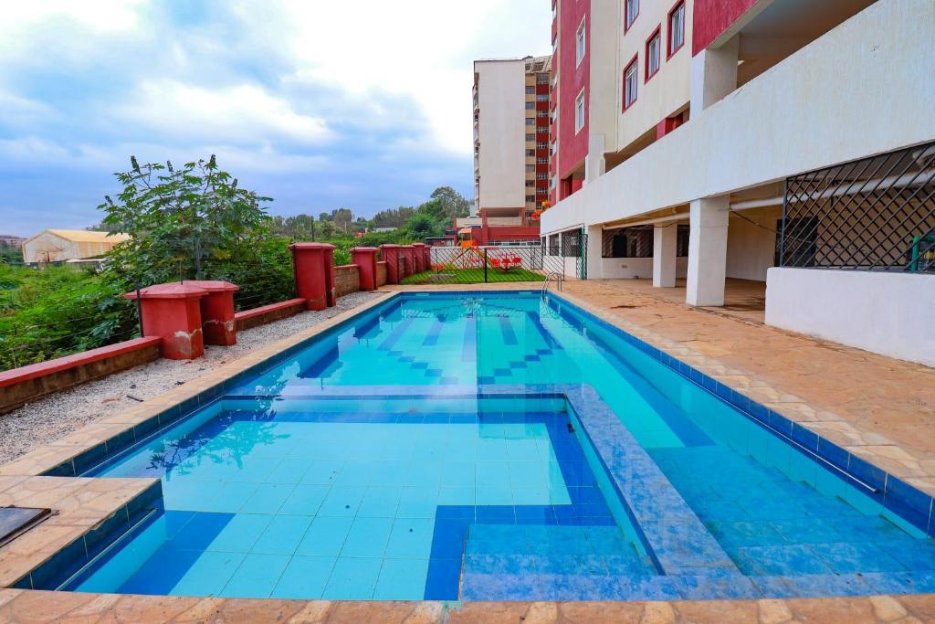 KiambuOmuts one bed airbnb with swimmingpool的大楼前的游泳池