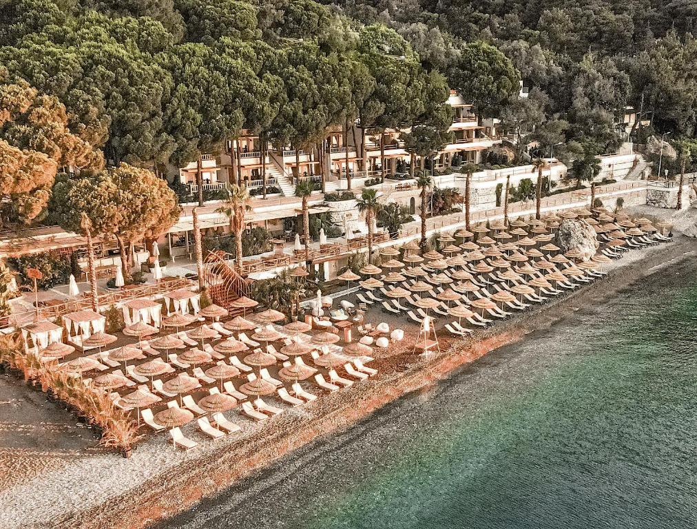图兰克Perios Beach House - Adults Only的海滩上方的海滩美景,设有椅子和水