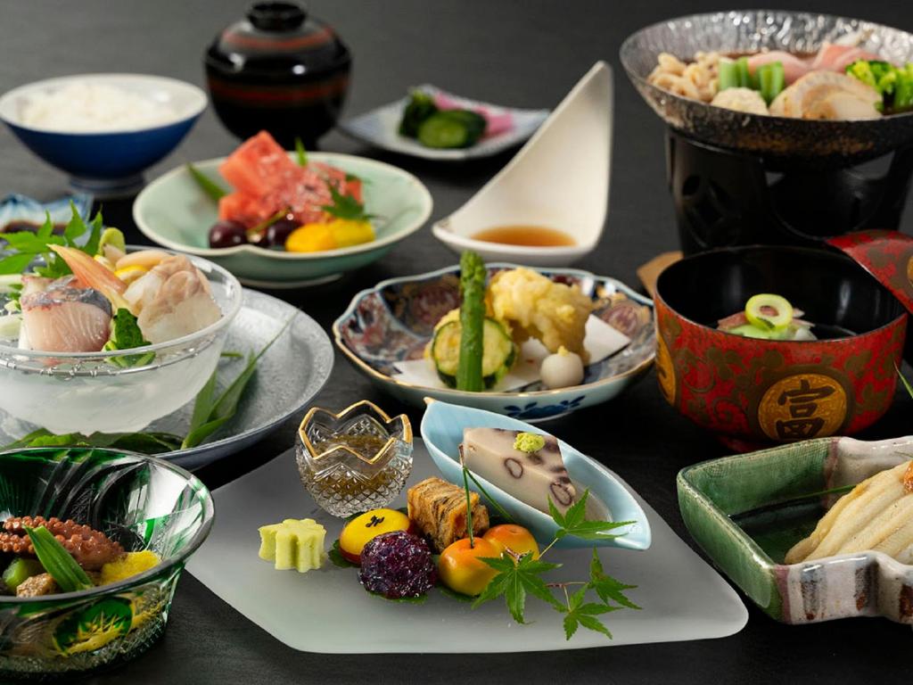 神户有马枫叶酒店的一张桌子上放着许多盘子的食物