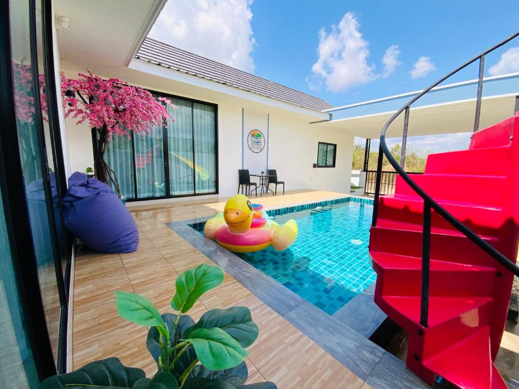 梭桃邑Patteera Pool Villa Sattahip的一座房子中间带橡皮鸭的游泳池