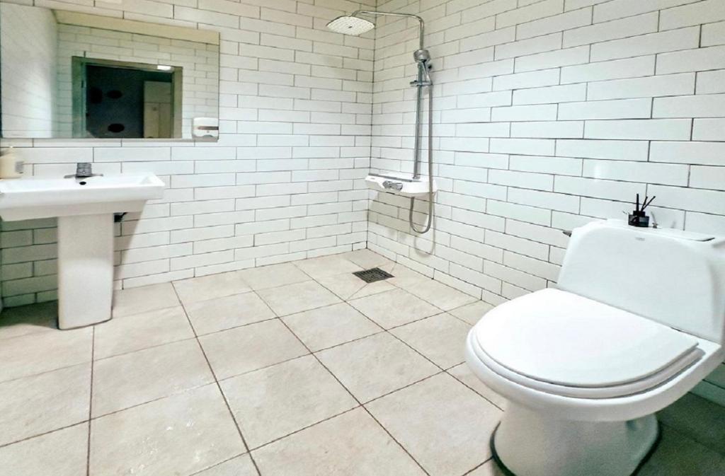 济州市Halla guest house的白色的浴室设有卫生间和水槽。