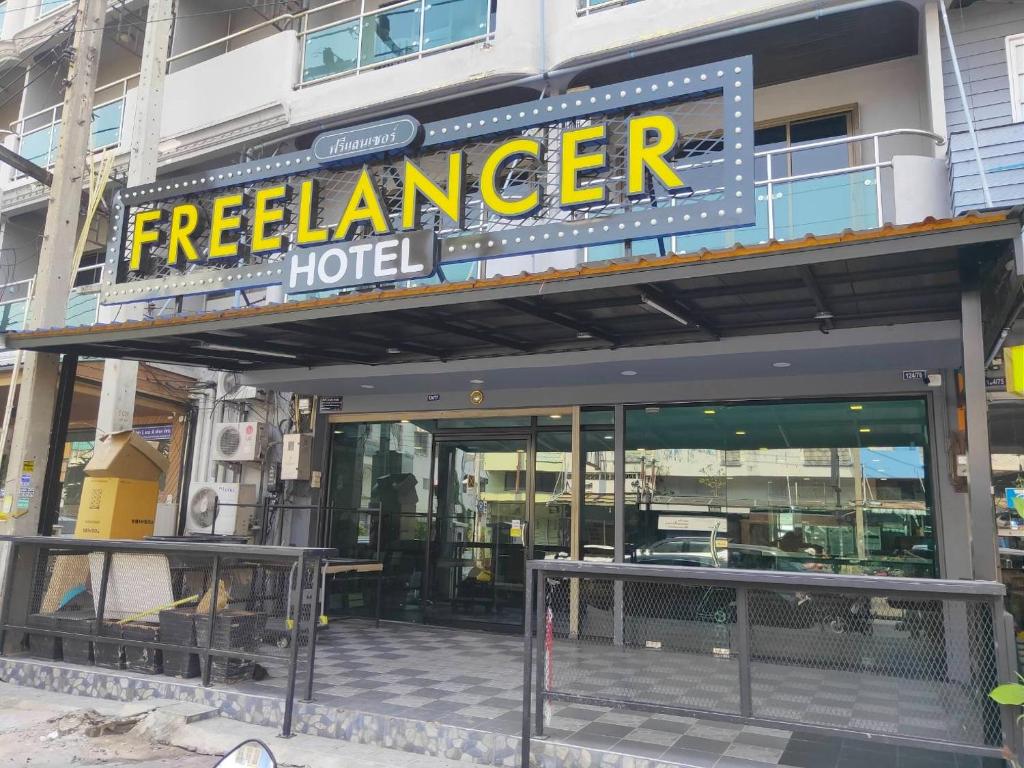 芭堤雅市中心The Freelancer Hotel的一座带自由层酒店标志的建筑