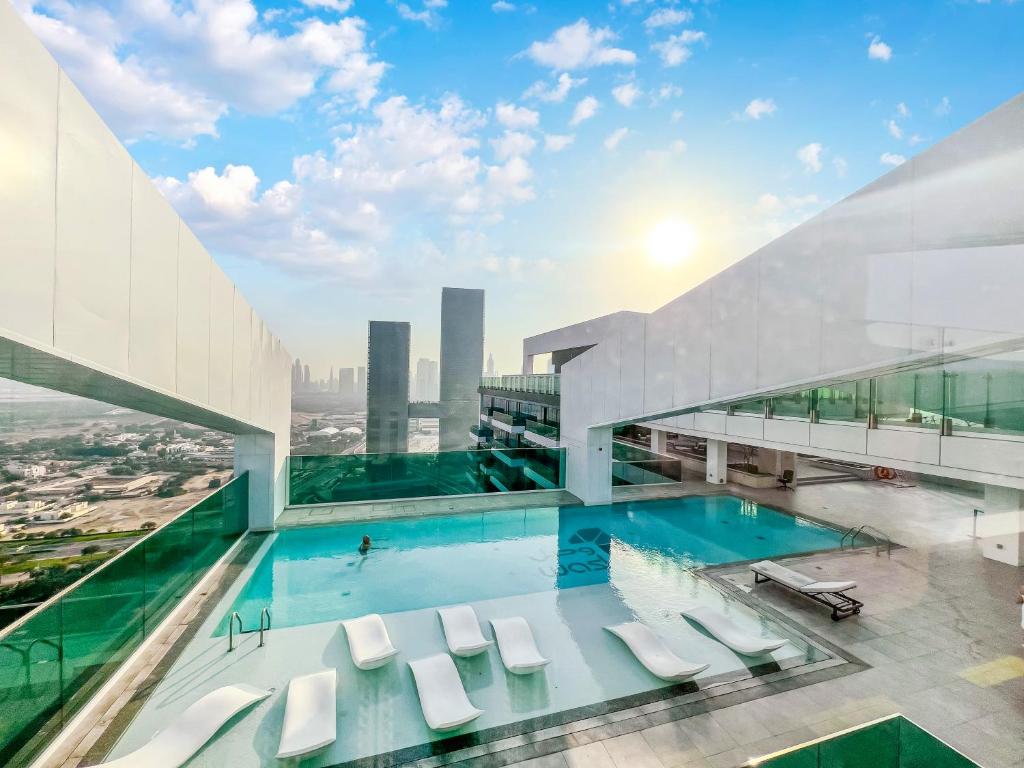 迪拜FAM Living - Cozy 1 Bedroom Home near the Iconic Dubai Frame的一座大楼顶部的游泳池