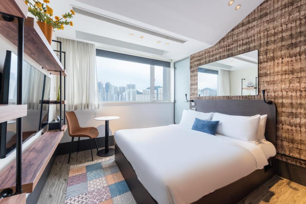 香港The Aberdeen Harbour by Ovolo的酒店客房设有一张床和一个大窗户