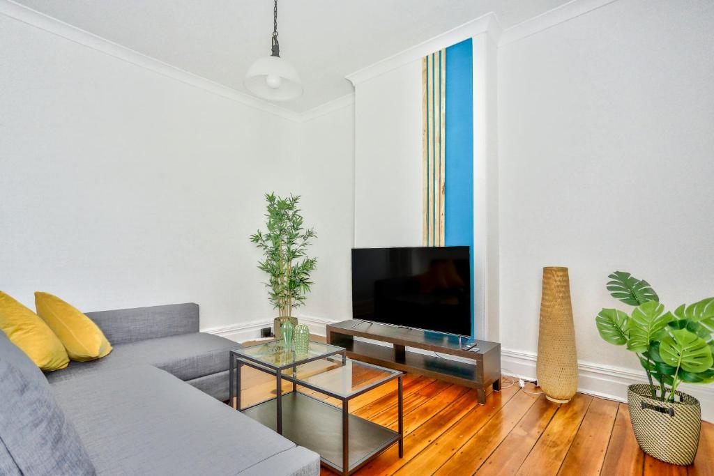 悉尼Family Friendly 3 Bedroom House Glebe 2 E-Bikes Included的带沙发和电视的客厅