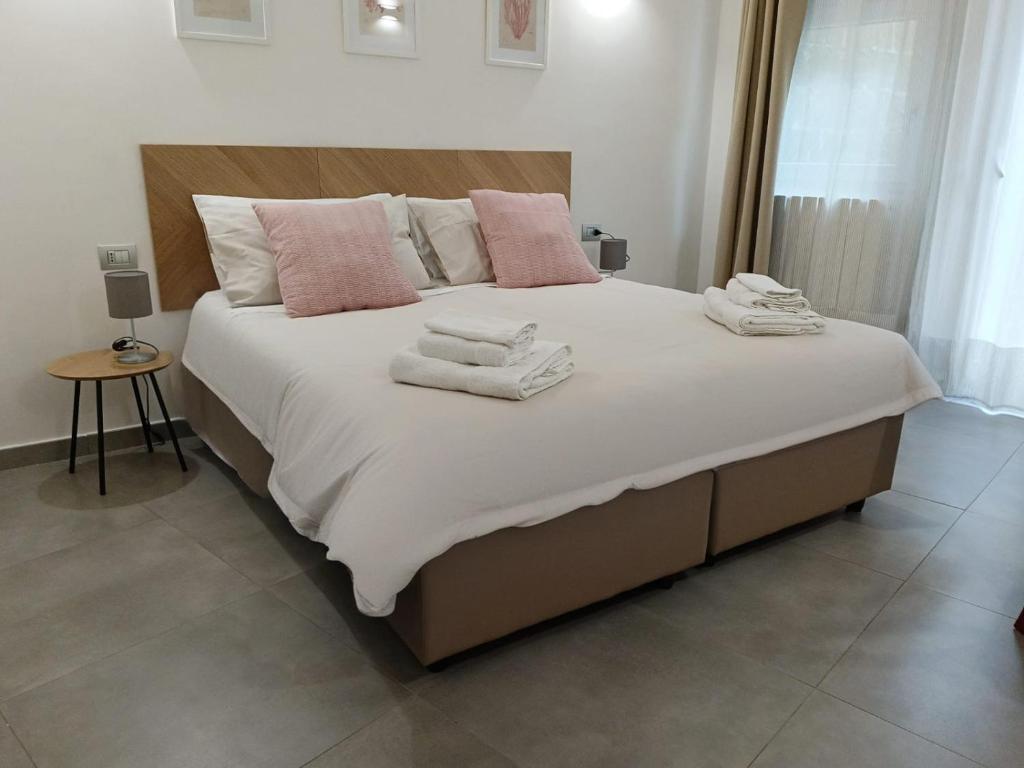 那不勒斯La Puteca的一间卧室配有一张大床和毛巾