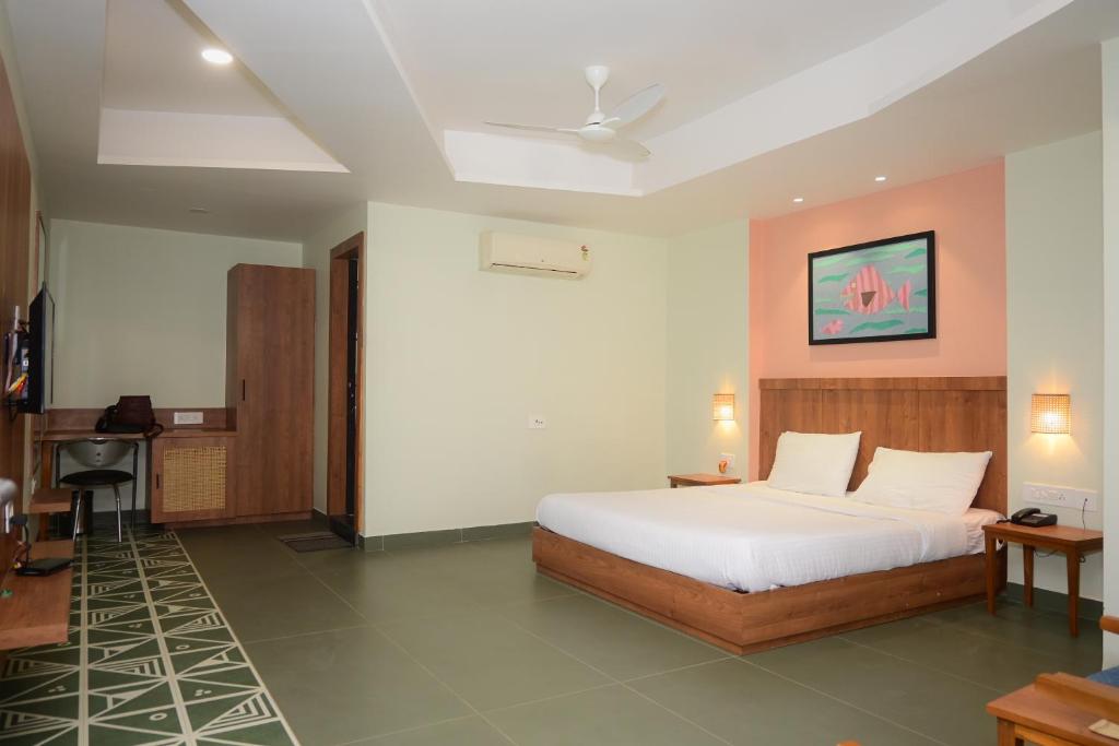 乌贾因Hotel Ashray的一间卧室配有一张床和一张书桌