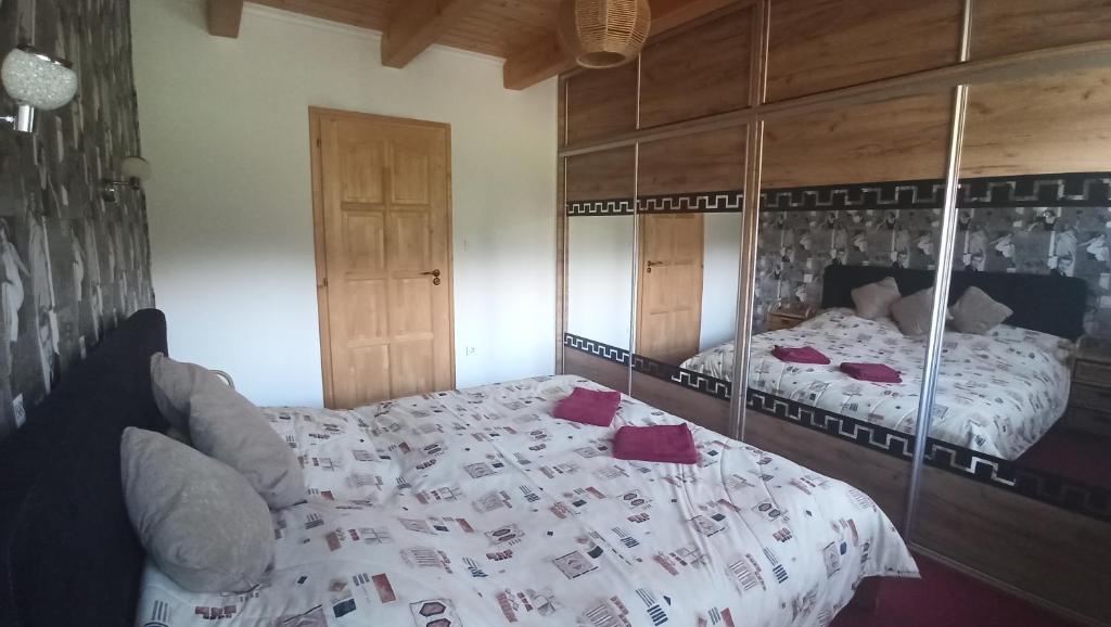 凯希道库什塔尼Marilyn Vendégház的一间卧室配有一张带白色床罩的床