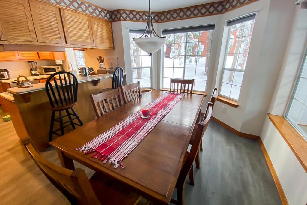 玛瑙湾Blue Skies & Bay Bliss的厨房以及带木桌的用餐室。
