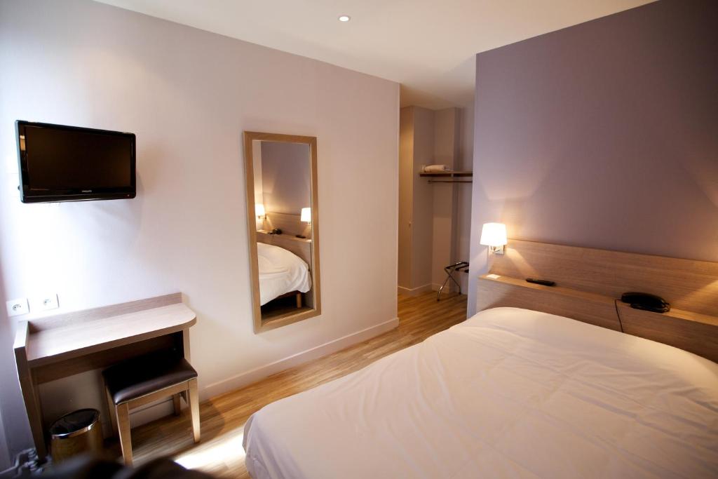 第戎蒙特沙佩第戎中心酒店的酒店客房设有床、水槽和镜子