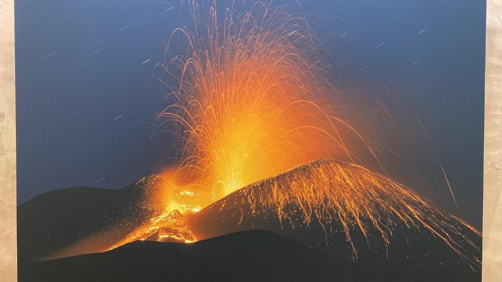 卡塔尼亚Royal House的火山在晚上爆发