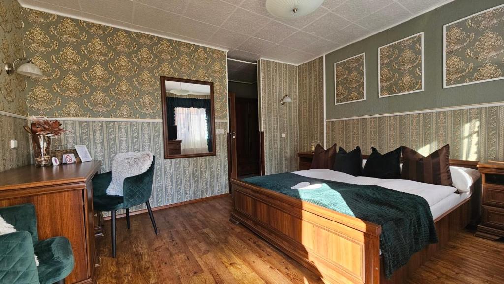 布热茨拉夫佩西恩鲁丹塔酒店的酒店客房配有一张床、一张书桌和一张书桌。