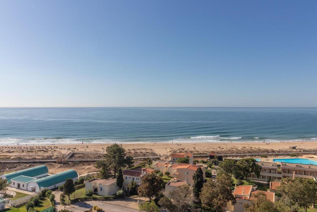 阿尔沃尔佩斯塔纳艾尔瓦艾特拉提克住宅海滩套房酒店的享有海滩和海洋的空中景致