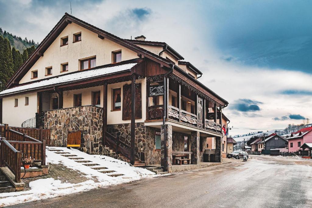 LesnicaU GORAĽA的雪覆盖街道边的房子