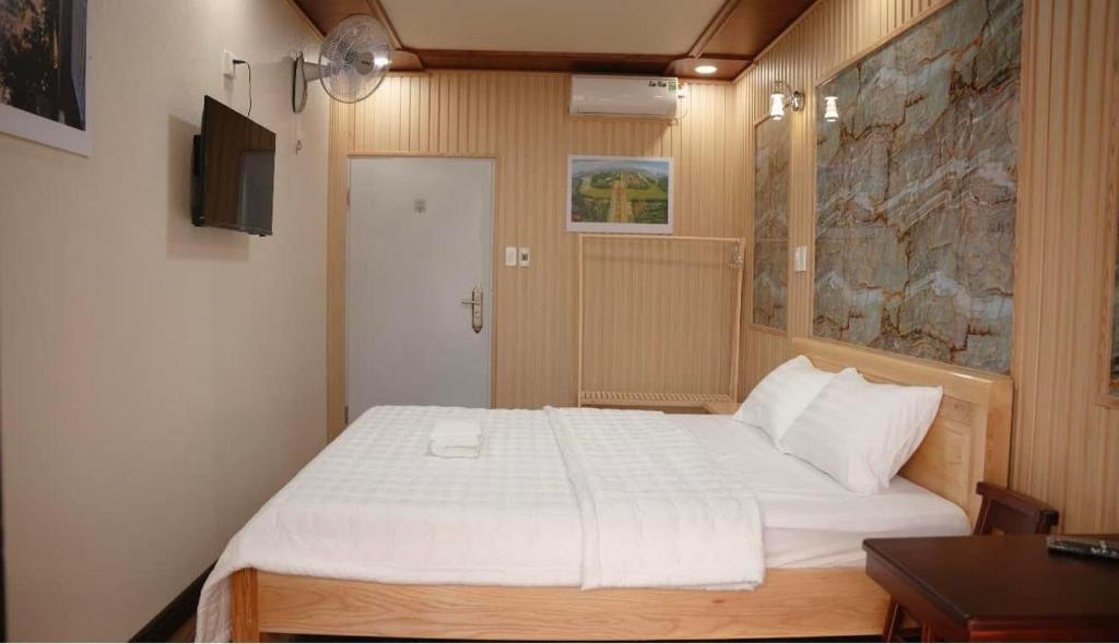 波来古市Motel Ngọc Hiền的卧室配有一张白色大床