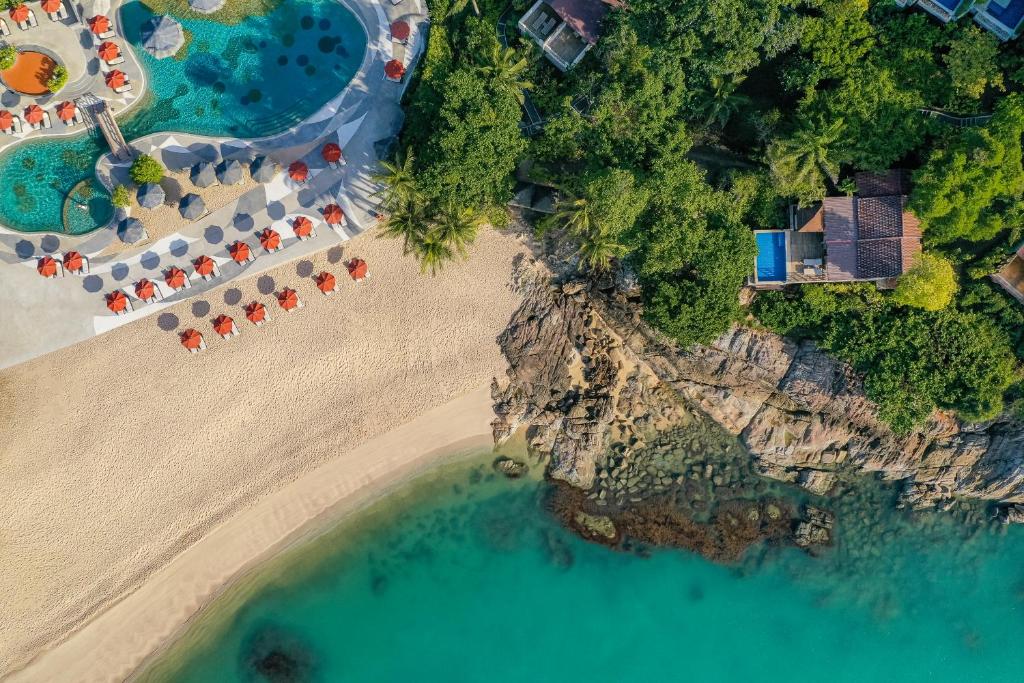 曾蒙海滩Garrya Tongsai Bay Samui的享有海滩上方的遮阳伞和海洋美景