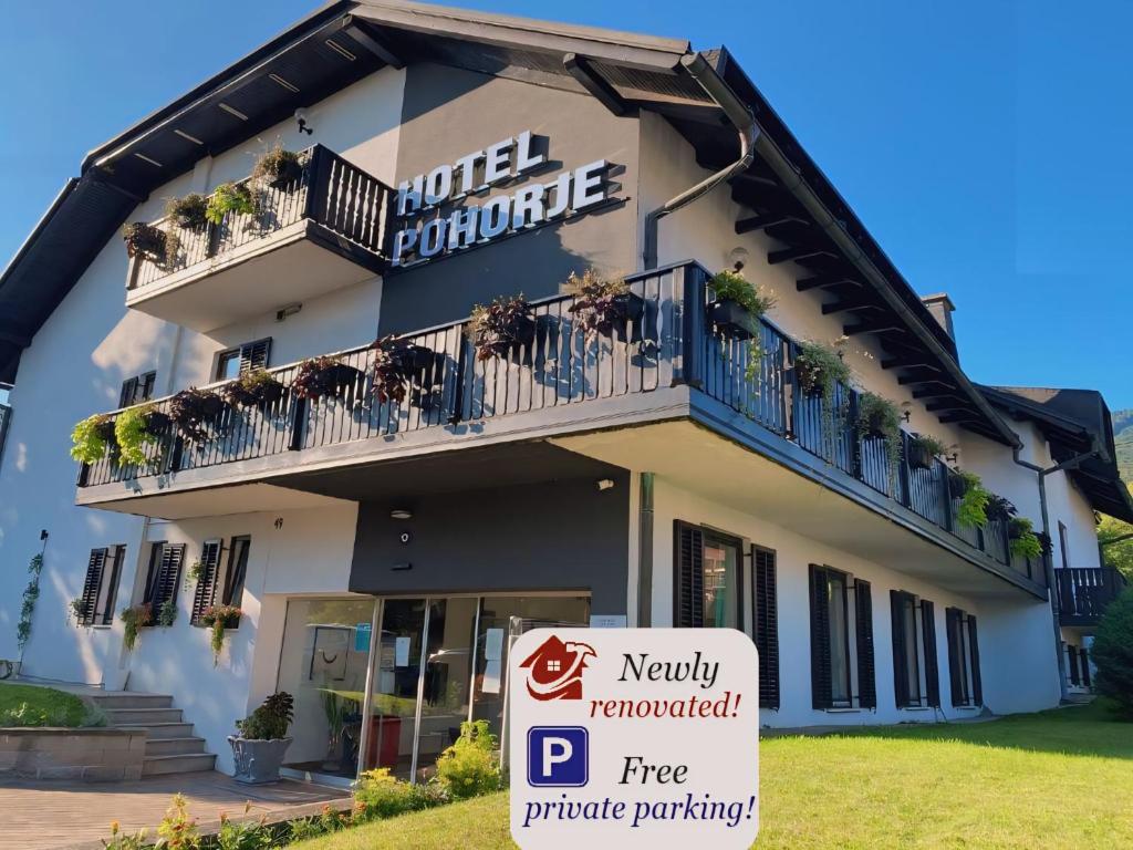 马里博尔Boutique Hotel Pohorje的前面有标志的建筑