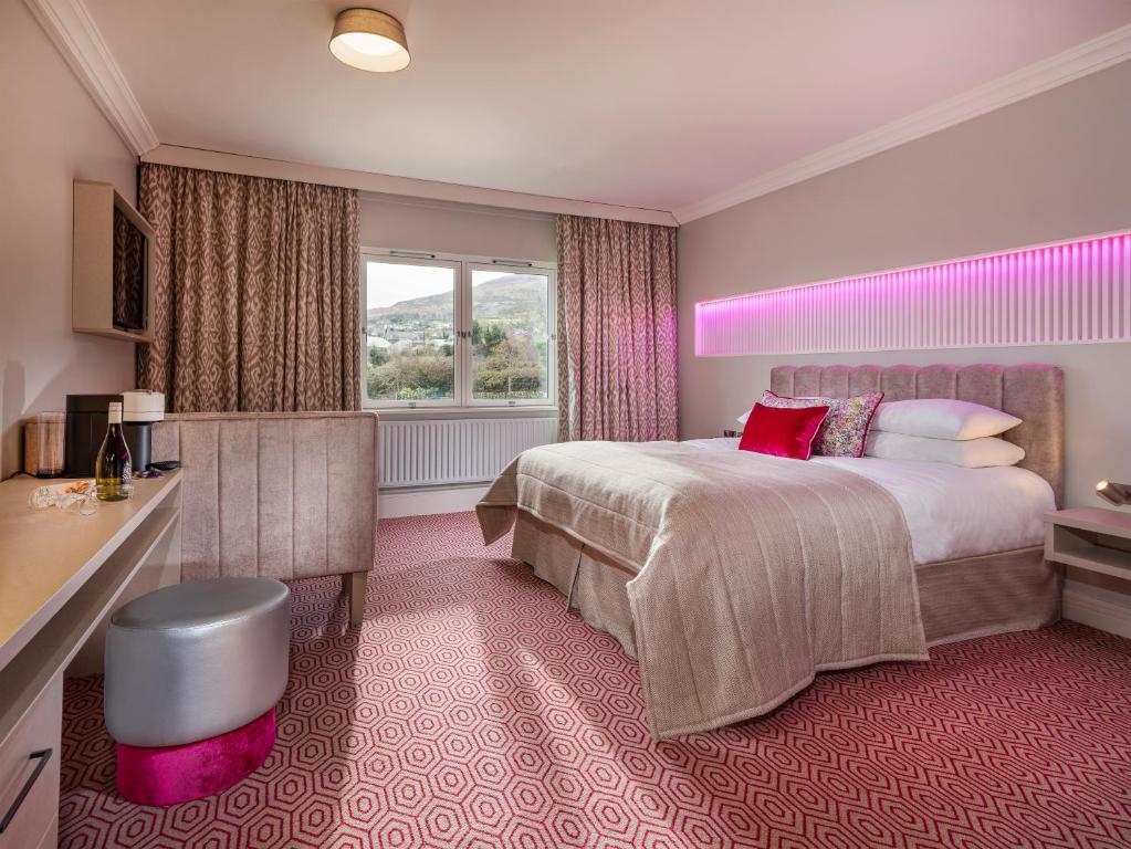 卡林福德Four Seasons Hotel, Carlingford的一间设有大床和窗户的酒店客房