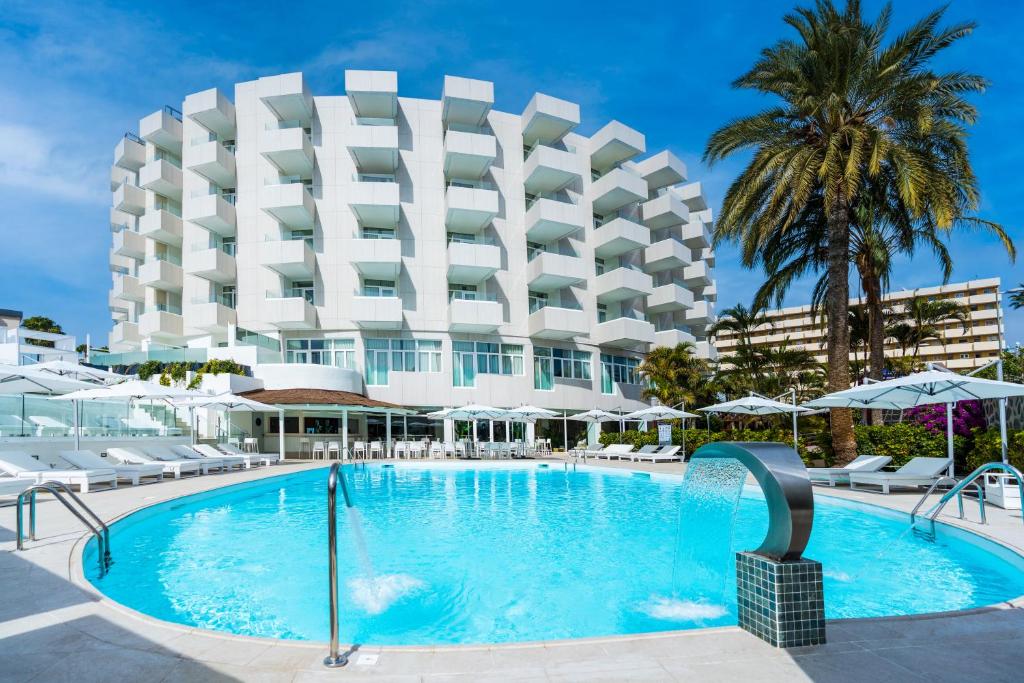 英格兰海滩HL Rondo Hotel的大楼前设有游泳池的酒店