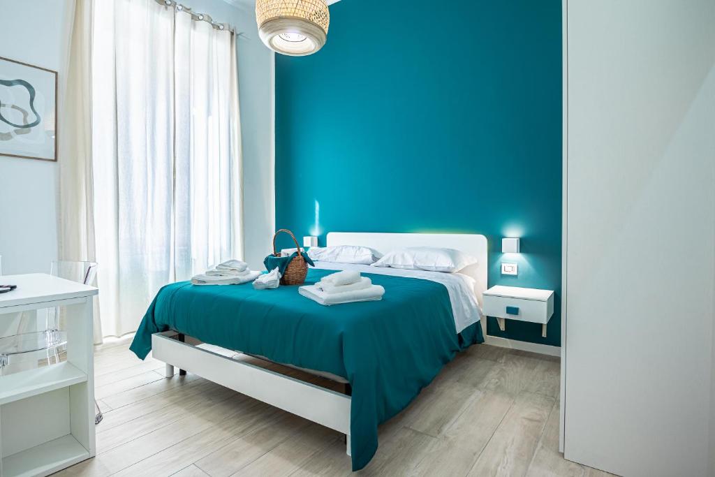 那不勒斯RUA DE MAR CHIATAMONE的蓝色的卧室,配有一张蓝色墙壁的床
