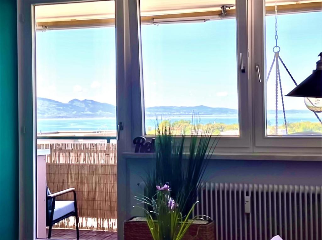 洛豪Apartment mit Terassee & Aussicht auf See und Berge的客房设有窗户,享有海景。